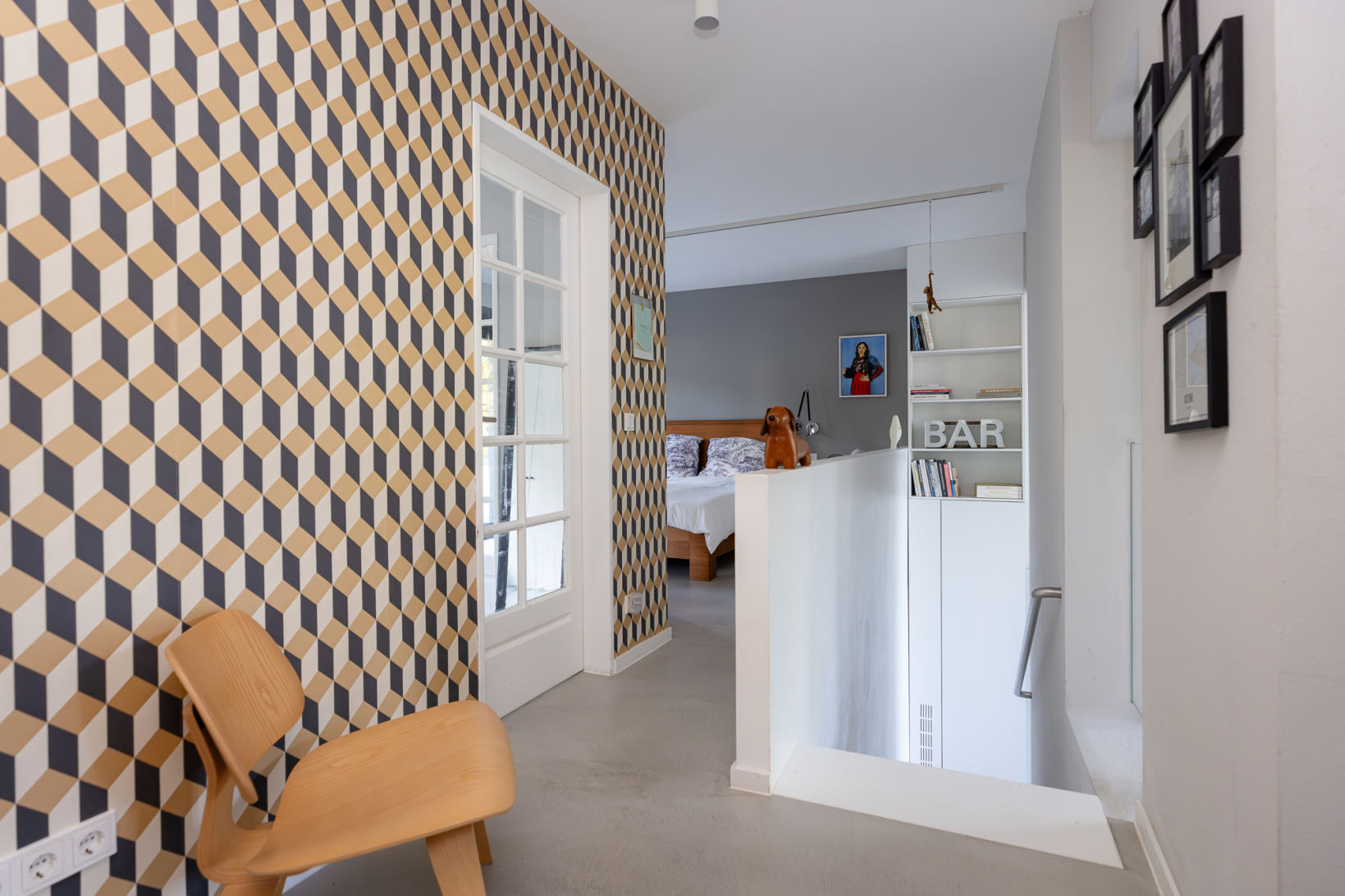 Flur mit Design-Tapete